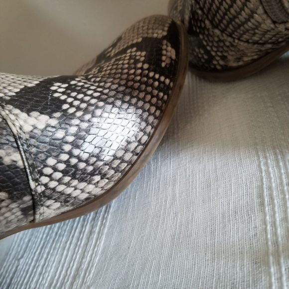 Carlos Santana Rowan Snake Printed Ankle Bootie Women's 8M - Picture 9 of 9